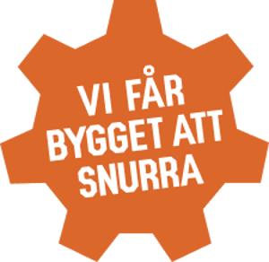 Bilden beskriver en orange grafisk figur i form av ett kugghjul. Figuren har text i vitt ''vi får bygget att snurra''
