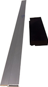 Metallisk skena bredvid en svart plastblock.