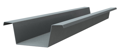 Grå metallprofil i form av ett U med raka sidor, sett från sidan med en lätt lutning.