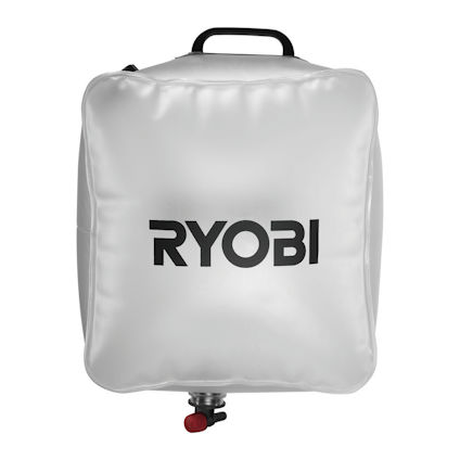 Vit vattenbehållare med svart handtag och en ventil längst ner. Texten "RYOBI" är tryckt i svart på framsidan.