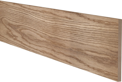 Träpanel av ek med tydlig ådring, platt och rektangulär i formen.