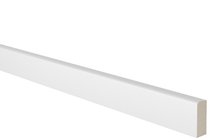 Vitmålad trälist mot svart bakgrund.