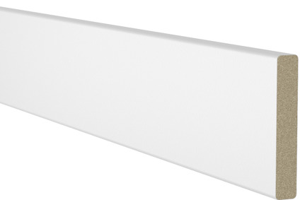 Vit MDF-list med slät yta och synlig kärna i ena änden.