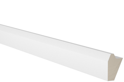 Vitmålad trälist med enkel profil och snedskuret hörn, placerad mot en svart bakgrund.