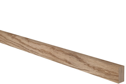 Trälist av ek med lackad yta på svart bakgrund.