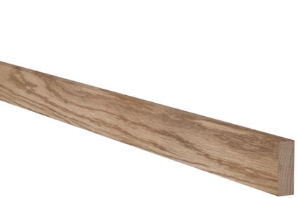 Rektangulär trälist i ljusbrun ek, med synliga ådringar, mot svart bakgrund.