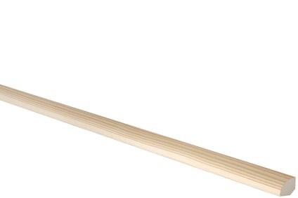 Trälist i ljust trä med rundad profil mot svart bakgrund.