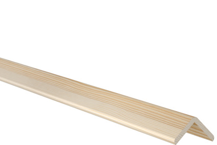 Trälist i ljust trä med hörnform, liggande mot svart bakgrund.