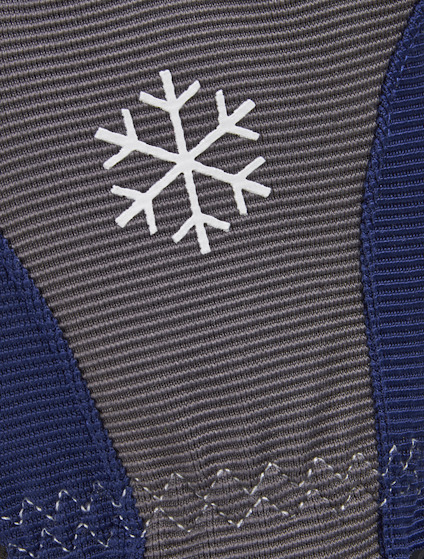 Grå och blå stickad yta med ett vitt snöflingemönster i mitten.
