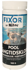 Vit behållare med etikett "FIXOR by Nitor Pool Långtidsklor". Bild av leende person i pool. 500 g.