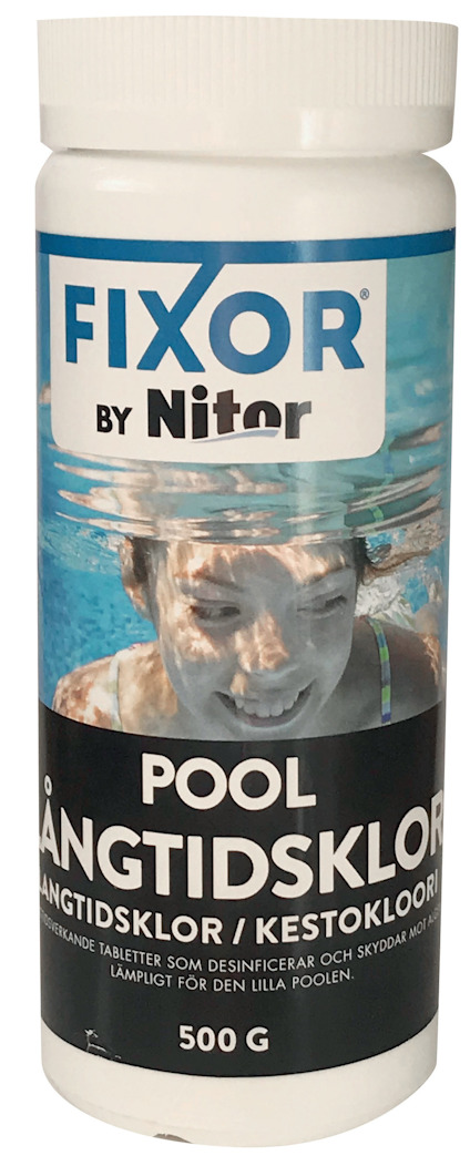 Vit behållare med etikett "FIXOR by Nitor Pool Långtidsklor". Bild av leende person i pool. 500 g.