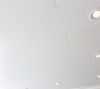 Takskivor med integrerade spotlights i en jämn, vit finish.