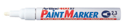 Vit märkpenna märkt "Artline 400XF Paint Marker" med röd och blå text samt en vit spets.