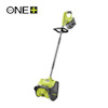 Grön och svart batteridriven snöskyffel med ergonomiskt handtag och synligt Ryobi-märke, placerad mot vit bakgrund.