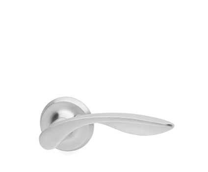 Kromat dörrhandtag med rund basplatta och böjd design.