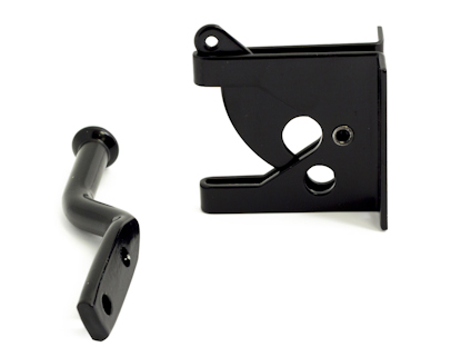 Svart metallgrindklinka med separat handtag, ett väggmonteringsfäste och skruvhål.