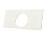 Rektangulär skylt med tre hål och en cirkulär öppning i mitten, vit färg.