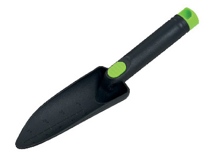 Svart planteringsspade med smalt blad och gröna detaljer på handtaget. Numrerade markeringar på bladet.