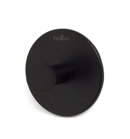 Svart, rund väggkrok med logotypen "habo" ovanpå.
