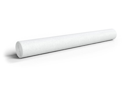 Rulle av vitt papper, liggande horisontellt på vit bakgrund.