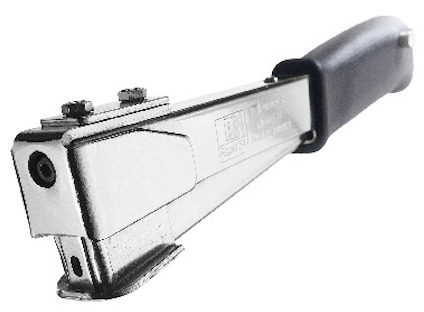 Silverfärgad häfthammare med svart handtag, sedd från sidan på en vit bakgrund.