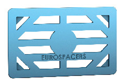 Rektangulär blå bricka med urtag och texten "EUROSPACERS" centrerad på framsidan.