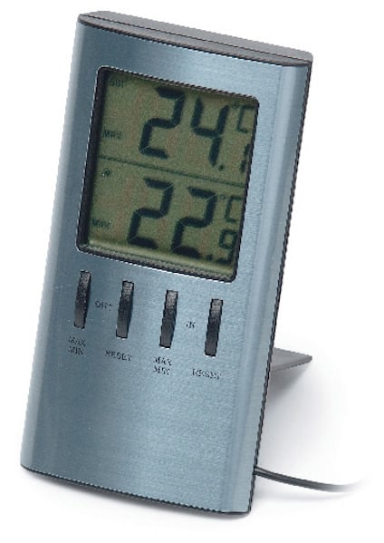 Digital termometer med silverfärgad ram, visar inomhus- och utomhustemperaturer. Svart display med knappar under.