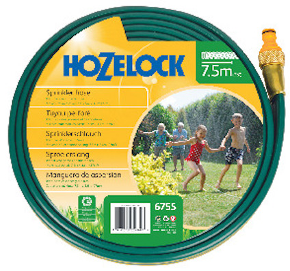 Grön sprinklerslang med förpackning från märket Hozelock och bild av barn som leker i vattensprinkler.