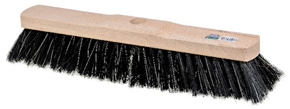 Sopkvast med svart borst och trähandtag, set från sidan.