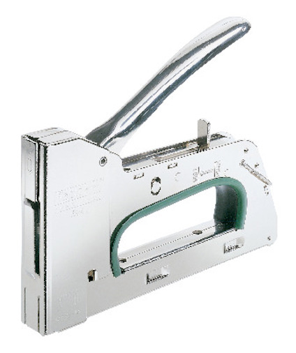 En silverfärgad häftpistol med ergonomiskt handtag och en grön detalj på insidan.