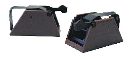 Två triangulära bruna musfällor av plast med svart handtag.