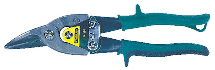 Plåtsax med gröna handtag och ett böjt skär för högerhänt användning. Märkt med Stanley.