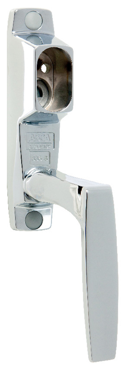 Kromat fönsterhandtag med fyrkantig, vridbar arm och två synliga skruvhål på basen.