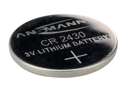 Rund knappcellsbatteri med texten "ANSMANN CR 2430 3V LITHIUM BATTERY" och ett plustecken.