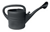 Svart vattenkanna med lång pip och handtag, designad för bevattning.