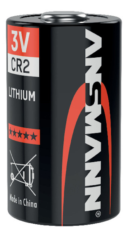 Svart lithiumbatteri med röd och vit text: "3V CR2 LITHIUM." Märkt med företagslogotyp och texten "Made in China".