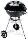 Svart kolgrill med lock, ventilationshål och två hjul. Grillen har en rund askbricka under.