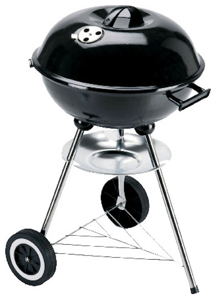 Svart kolgrill med lock, ventilationshål och två hjul. Grillen har en rund askbricka under.