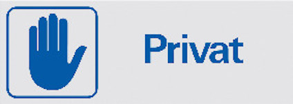 Skylt med blå symbol av en hand och texten "Privat" i blått på en vit bakgrund.