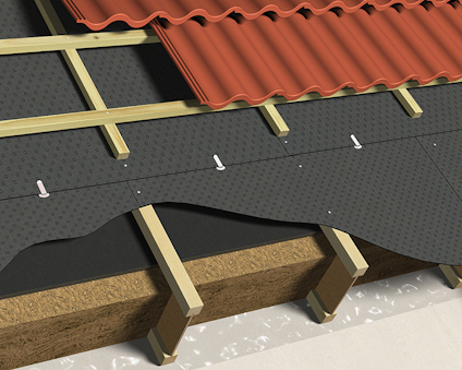 Underlagstak av svarta skivor board monterat på takstolar med rött takpanneliknande material ovanpå.