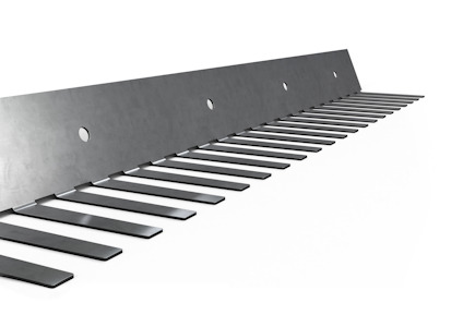 Metallkomponent med hål och parallella ribbor mot en svart bakgrund.