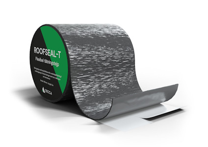 Självhäftande tätningstejp med svart yta, märkt "Roofseal-T" på förpackningen.