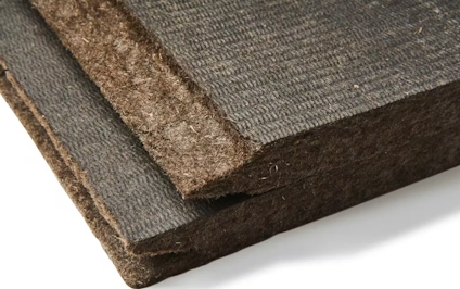 Två bitar av brunt, fiberrikt isoleringsmaterial staplade ovanpå varandra.