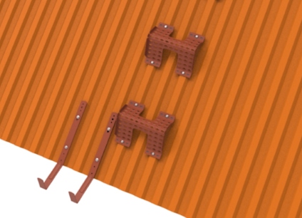 Bruna metallfästen och krokar monterade på ett orange korrugerat tak.